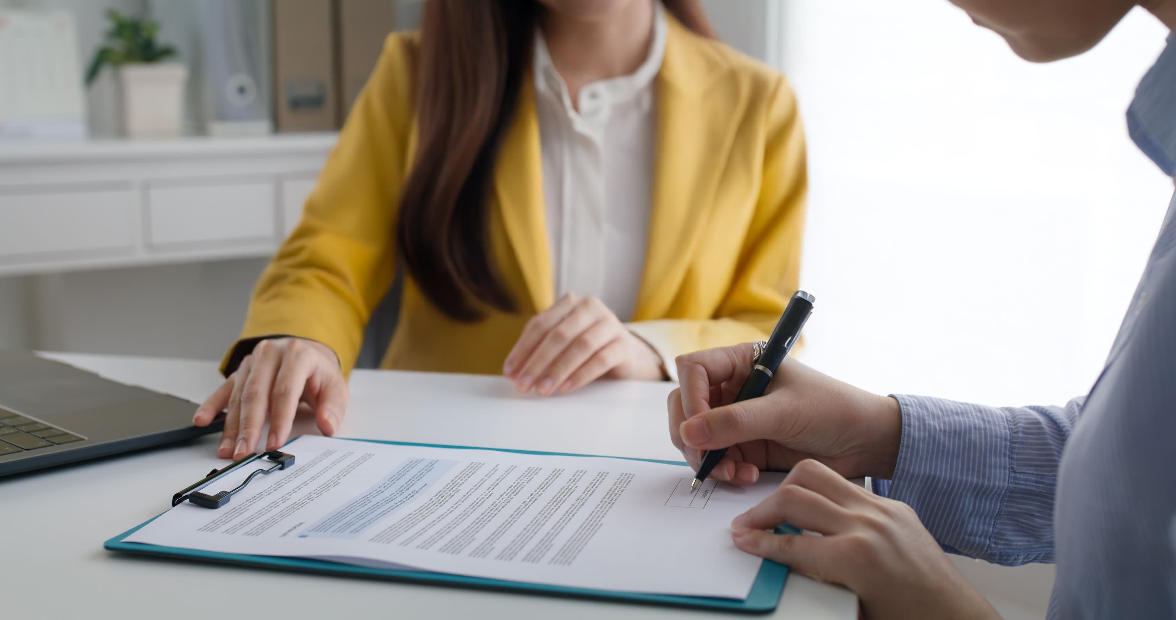 แจ้งเบาะแสและข้อร้องเรียน background mobile